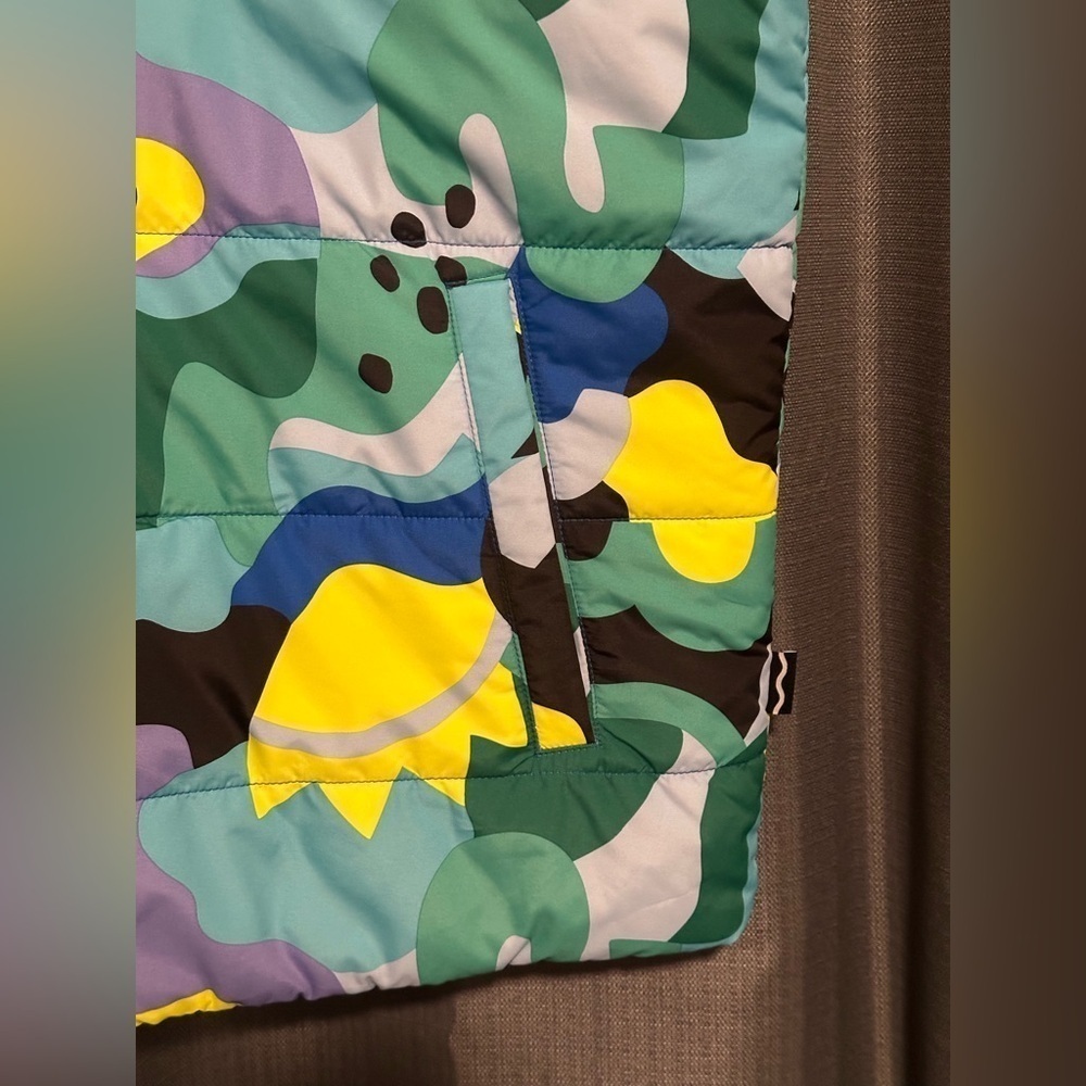 Crayola Reversible Adult Vest - Picture 3 of 6